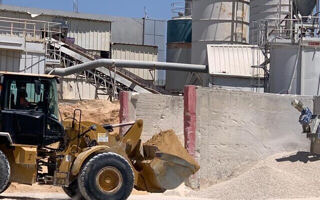 Matériaux de construction sur un site d'approvisionnement de Netanya, en août 2022. (Crédit : Danielle Nagler)