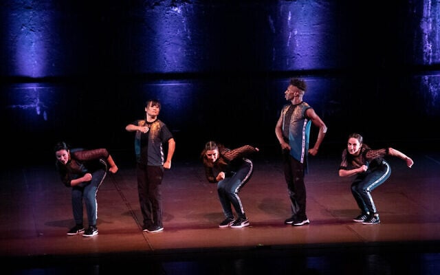 Ephrat Asherie Dance interprétant « Odeon » au Vail Dance Festival 2022 à Beaver Creek, Colorado, le 31 juillet 2022. (Autorisation : Christopher Duggan)