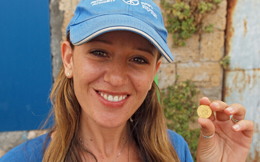 L'archéologue Eriola Jakoel (Crédit : Assaf Peretz, Autorité israélienne des Antiquités)