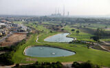 Vue aérienne d'un terrain de golf à Césarée, le 16 juin 2012. (Crédit : Moshe Shai/Flash90)
