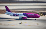 Un vol de Wizz Air décollant de l'aéroport international Ben Gurion, le 3 septembre 2014. (Crédit : Moshe Shaï/Flash 90)