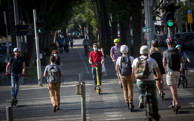 Photo d'illustration : Des Israéliens circulent en scooter et en vélo à Tel Aviv, le 9 juin 2020. (Crédit : Miriam Alster/Flash90)