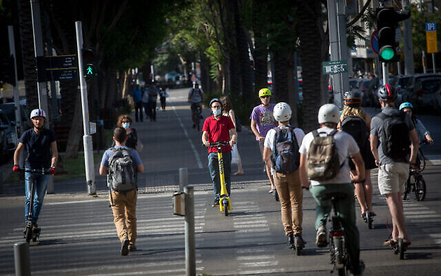 Photo d'illustration : Des Israéliens circulent en scooter et en vélo à Tel Aviv, le 9 juin 2020. (Crédit : Miriam Alster/Flash90)