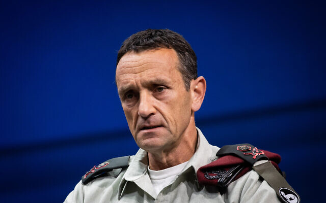 Dossier : Le général de division Herzi Halevi, alors commandant du Commandement du Sud de Tsahal, s'exprimant lors d'une conférence, à Jérusalem, le 7 mars 2021. (Crédit : Yonatan Sindel/Flash90)