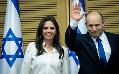 Le Premier ministre Naftali Bennett de l'époque, Naftali Bennett, et la ministre de l'Intérieur Ayelet Shaked à la première conférence du gouvernement au parlement israélien, le 13 juin 2021. (Crédit :  Yonatan Sindel/Flash90)