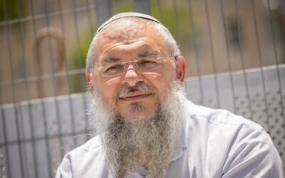 Le président du Conseil régional du Gush Etzion, Shlomo Neeman, assistant à une conférence de presse du Conseil de Yesha devant le bureau du Premier ministre, à Jérusalem, le 12 août 2021. (Crédit : Yonatan Sindel/Flash90) Le président du Conseil régional du Gush Etzion, Shlomo Neeman, assistant à une conférence de presse du Conseil de Yesha devant le bureau du Premier ministre, à Jérusalem, le 12 août 2021. (Crédit : Yonatan Sindel/Flash90)