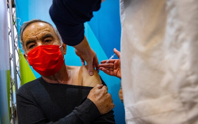 Illustration : Un homme reçoit sa quatrième dose du vaccin COVID-19, dans un centre de vaccination Clalit à Jérusalem, le 3 janvier 2022. (Crédit : Olivier Fitoussi/Flash90) Illustration : Un homme reçoit sa quatrième dose du vaccin COVID-19, dans un centre de vaccination Clalit à Jérusalem, le 3 janvier 2022. (Crédit : Olivier Fitoussi/Flash90)