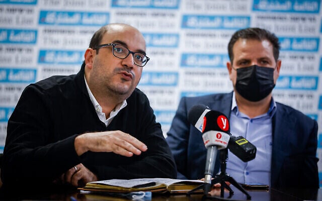 Le député Sami Abou Shehadeh prend la parole lors d’une réunion des factions de la coalition à la Knesset, le Parlement israélien, à Jérusalem, le 24 janvier 2022. (Crédit : Olivier Fitoussi/Flash90) Le député Sami Abou Shehadeh prend la parole lors d’une réunion des factions de la coalition à la Knesset, le Parlement israélien, à Jérusalem, le 24 janvier 2022. (Crédit : Olivier Fitoussi/Flash90)