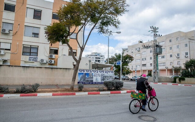 Un panneau annonçant un projet de rénovation urbaine Pinui VBinui à Ashdod, dans le sud d'Israël, le 26 janvier 2022. (Crédit : Yossi Aloni/Flash90) Un panneau annonçant un projet de rénovation urbaine Pinui VBinui à Ashdod, dans le sud d'Israël, le 26 janvier 2022. (Crédit : Yossi Aloni/Flash90)