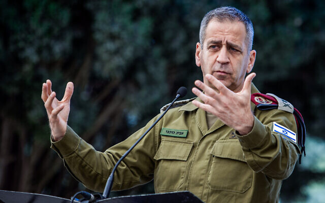 Le chef d'état-major de Tsahal, le lieutenant-général Aviv Kohavi, assistant à une cérémonie du programme "Aharai !", au mont Herzl, à Jérusalem, le 17 juin 2022. (Crédit : Flash90) Le chef d'état-major de Tsahal, le lieutenant-général Aviv Kohavi, assistant à une cérémonie du programme "Aharai !", au mont Herzl, à Jérusalem, le 17 juin 2022. (Crédit : Flash90)