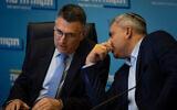 Le président de Tikva Hadasha, Gideon Saar (à gauche) et le ministre du Logement, Zeev Elkin, discutent lors d’une réunion de parti à la Knesset le 20 juin 2022. (Crédit : Yonatan Sindel/Flash90)