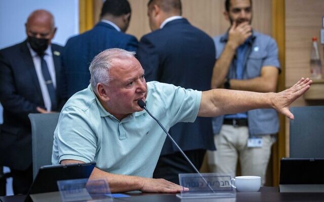 Le député du Likud David Amsalem lors d'une réunion de la Commission de la Constitution, du droit et de la justice, le 26 juin 2022. (Crédit : Olivier FItoussi/Flash90) Le député du Likud David Amsalem lors d'une réunion de la Commission de la Constitution, du droit et de la justice, le 26 juin 2022. (Crédit : Olivier FItoussi/Flash90)