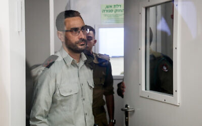 Le lieutenant-colonel Dan Sharoni, accusé de délits sexuels, arrivant pour une audience au tribunal militaire de Beit Lid, le 24 juillet 2022. (Crédit : Flash90)