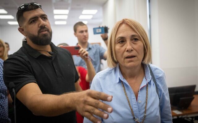 Hadas Klein arrive à une audience dans le procès pour corruption de l'ancien Premier ministre Benjamin Netanyahu à la cour de district de Jérusalem, le 6 septembre 2022. (Crédit : Yonatan SindelFlash90) Hadas Klein arrive à une audience dans le procès pour corruption de l'ancien Premier ministre Benjamin Netanyahu à la cour de district de Jérusalem, le 6 septembre 2022. (Crédit : Yonatan SindelFlash90)