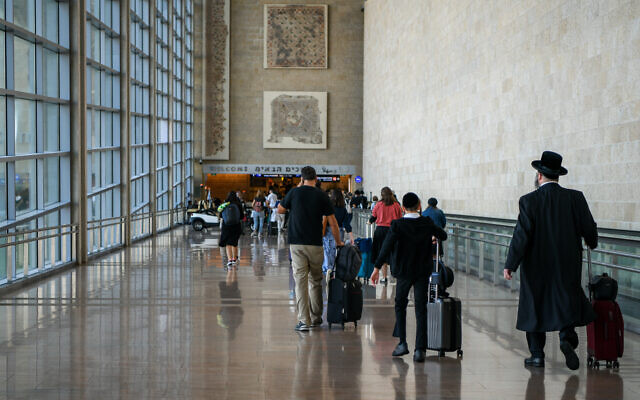 Des passagers ultra-orthodoxes à l'aéroport international Ben Gurion, le 7 septembre 2022. (Crédit :  Arie Leib Abrams/Flash90)