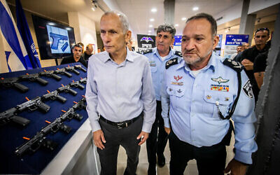 Le chef de police Kobi Shabtai, à droite, et le ministre de la Sécurité intérieure , Omer Barlev, visitant une exposition d’armes illégales lors d’une cérémonie à Maale Adumim, après une opération de grande ampleur de la police contre les trafiquants d’armes, le 7 septembre 2022. (Crédit : Oren Ben Hakoon/Flash90)