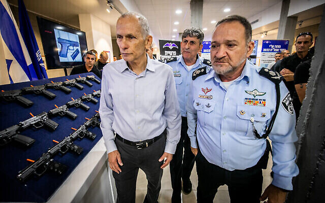 Le chef de police Kobi Shabtai, à droite, et le ministre de la Sécurité intérieure , Omer Barlev, visitant une exposition d’armes illégales lors d’une cérémonie à Maale Adumim, après une opération de grande ampleur de la police contre les trafiquants d’armes, le 7 septembre 2022. (Crédit : Oren Ben Hakoon/Flash90) Le chef de police Kobi Shabtai, à droite, et le ministre de la Sécurité intérieure , Omer Barlev, visitant une exposition d’armes illégales lors d’une cérémonie à Maale Adumim, après une opération de grande ampleur de la police contre les trafiquants d’armes, le 7 septembre 2022. (Crédit : Oren Ben Hakoon/Flash90)