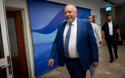 Le ministre des Finances Avigdor Lieberman arrive à la réunion hebdomadaire de cabinet au bureau du Premier ministre, le 11 septembre 2022. (Crédit :  Yonatan Sindel/Flash90)