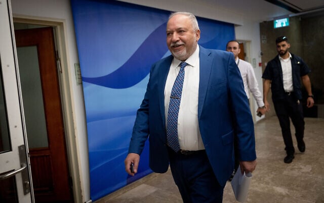 Le ministre des Finances Avigdor Lieberman arrive à la réunion hebdomadaire de cabinet au bureau du Premier ministre, le 11 septembre 2022. (Crédit : Yonatan Sindel/Flash90) Le ministre des Finances Avigdor Lieberman arrive à la réunion hebdomadaire de cabinet au bureau du Premier ministre, le 11 septembre 2022. (Crédit : Yonatan Sindel/Flash90)