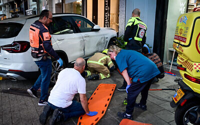 Les lieux où une voiture est montée sur un trottoir et où elle a frappé des piétons à Kfrar Hamedina, à Tel Aviv, le 12 septembre 2022. (Crédit : Avshalom Sassoni/Flash90)