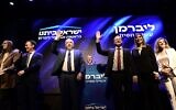 Le chef d'Yisrael Beytenu Avigdor Liberman présentant les candidats de son parti pour les prochaines élections, lors d'un événement de campagne, à Tel Aviv, le 12 septembre 2022. (Crédit : Tomer Neuberg/Flash90)