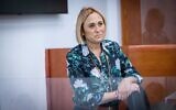 Hadas Klein arrivant à une audience de la Cour dans le procès contre Benjamin Netanyahu, à la Cour de district de Jérusalem, le 12 septembre 2022. (Crédit : Yonatan Sindel/Flash90/Dossier)
