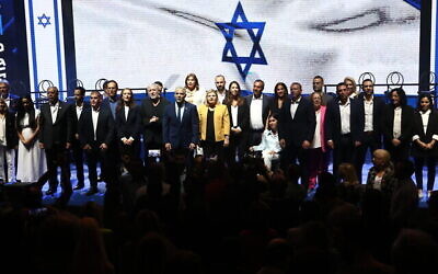 Le Premier ministre Yair Lapid pose avec les candidats de son parti Yesh Atid, à Tel Aviv, le 13 septembre 2022. (Crédit : Gideon Markowicz/Flash90)