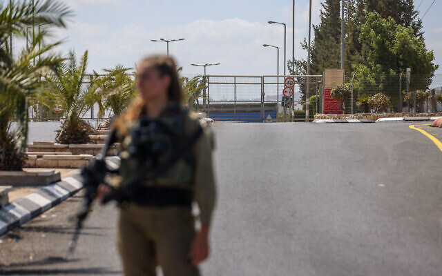 Des soldats israéliens bloquant l'entrée du checkpoint de Jalamah près de la ville de Jénine, en Cisjordanie, le 14 septembre 2022. (Crédit : David Cohen/Flash90) Des soldats israéliens bloquant l'entrée du checkpoint de Jalamah près de la ville de Jénine, en Cisjordanie, le 14 septembre 2022. (Crédit : David Cohen/Flash90)