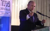 Le Premier ministre par alternance, Naftali Bennett, lors d'une allocution à Lod, le 14 septembre 2022. (Crédit :  Flash90)