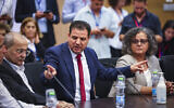 Le leader de Hadash, Ayman Odeh, lors d’une conférence de presse avec les députés de la faction alliée Hadash-Taal, pour le dépôt de leur liste, le 15 septembre 2022. (Crédit : Yonatan Sindel/Flash90)