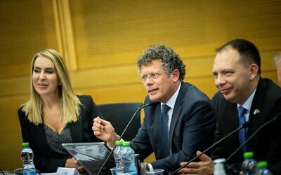Le président de la commission centrale électorale, Yitzhak Amit, au centre, à la Knesset, à Jérusalem, le 15 septembre 2022. (Crédit : Yonatan Sindel/Flash90)