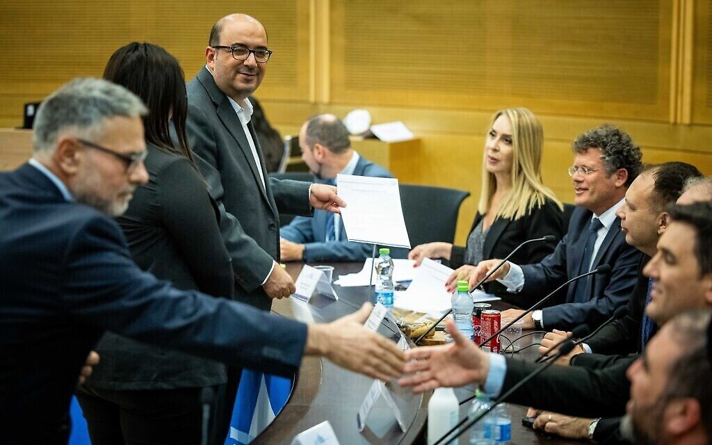 Des membres du parti Balad déposent leur liste en vue des prochaines élections, à la Knesset, Jérusalem, le 15 septembre 2022. La troisième personne à gauche de la photo est le chef du parti, Sami Abou Shahadeh. (Crédit : Yonatan Sindel/Flash90) Des membres du parti Balad déposent leur liste en vue des prochaines élections, à la Knesset, Jérusalem, le 15 septembre 2022. La troisième personne à gauche de la photo est le chef du parti, Sami Abou Shahadeh. (Crédit : Yonatan Sindel/Flash90)