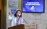 Hadar Muchtar prend la parole à la Knesset après avoir déposé la liste des candidats de son parti Tzehirim Boarim auprès du Comité central des élections, le 15 septembre 2022. (Crédit : Yonatan Sindel/Flash90)