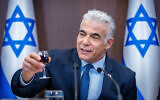 Le Premier ministre Yair Lapid porte un toast lors une réunion du Conseil ds ministres, à Jérusalem, le 18 septembre 2022. (Crédit : Olivier Fitoussi/Flash90)