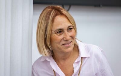 Hadas Klein arrive à une audience dans le procès contre l'ex-Premier ministre Benjamin Netanyahu à la Cour de district de Jérusalem, le 19 septembre 2022. (Crédit : Olivier Fitoussi/Flash90)