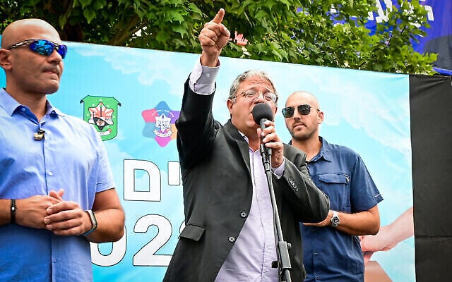 Le leader du parti Otzma Yehudit et le député Itamar Ben Gvir s'adressant aux étudiants du lycée Blich, à Ramat Gan, le 20 septembre 2022. (Crédit : Avshalom Sassoni/Flash90) Le leader du parti Otzma Yehudit et le député Itamar Ben Gvir s'adressant aux étudiants du lycée Blich, à Ramat Gan, le 20 septembre 2022. (Crédit : Avshalom Sassoni/Flash90)