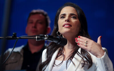 La ministre de l'Intérieur Ayelet Shaked lors d'un événement de campagne du parti HaBayit HaYehudi à Givat Shmuel, le 20 septembre 2022. (Crédit : Flash90)