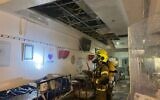 Des pompiers éteignent un incendie à l'hôpital pour enfants Schneider en Israël, le 29 septembre 2022. (Crédit : Services d'incendie et de secours)