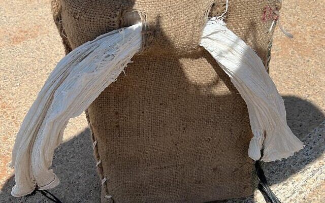 Un sac contenant de la drogue, saisi lors d'une tentative de contrebande à la frontière égyptienne, le 6 septembre 2022. (Crédit : armée israélienne) Un sac contenant de la drogue, saisi lors d'une tentative de contrebande à la frontière égyptienne, le 6 septembre 2022. (Crédit : armée israélienne)