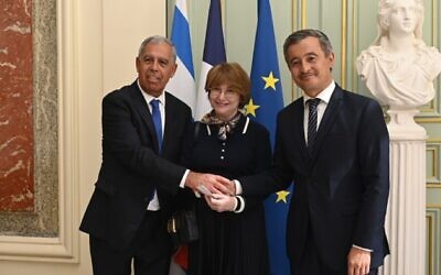 Mickey Levy, président de la Knesset, Yaël German, ambassadrice d’Israël en France, et le ministre français de l’Intérieur et des Outre-mer Gérald Darmanin, à Paris, le 6 septembre 2022. (Crédit : @GDarmanin/Twitter)