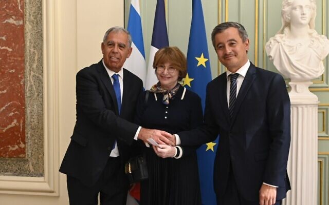 Mickey Levy, président de la Knesset, Yaël German, ambassadrice d’Israël en France, et le ministre français de l’Intérieur et des Outre-mer Gérald Darmanin, à Paris, le 6 septembre 2022. (Crédit : @GDarmanin/Twitter)