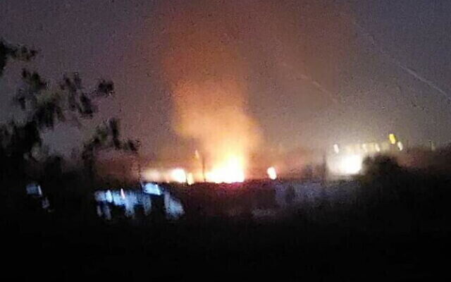 Un incendie aurait été observé à l’aéroport international d’Alep, dans le nord de la Syrie, à la suite d’une frappe aérienne attribuée à Israël, le 31 août 2022. (Crédit : Réseaux sociaux)
