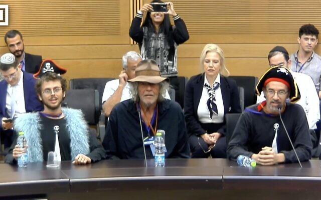 Le parti des pirates enregistre sa liste devant  la Knesset, le 14 septembre 2022. (Capture d'écran)