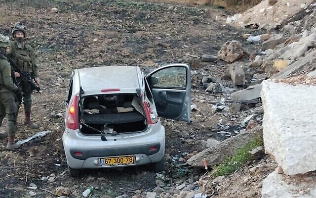 Des soldats israéliens sur les lieux d'une attaque présumée à la voiture bélier à Huwara, dans le nord de la Cisjordanie, le 22 septembre 2022. (Crédit : Réseaux sociaux)