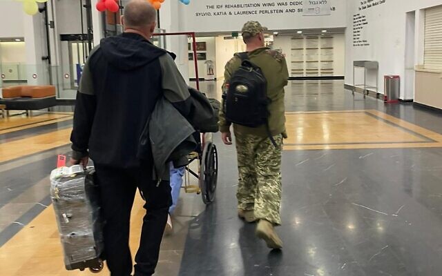 Deux soldats ukrainiens blessés lors de la guerre en Ukraine arrivant à l’hôpital Sheba, le 26 septembre 2022. (Crédit : Hôpital Sheba/Twitter) Deux soldats ukrainiens blessés lors de la guerre en Ukraine arrivant à l’hôpital Sheba, le 26 septembre 2022. (Crédit : Hôpital Sheba/Twitter)