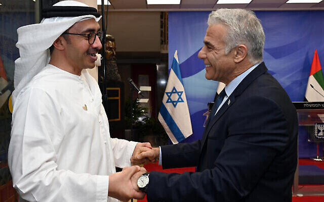 Le Premier ministre Yaïr Lapid rencontrant le ministre des Affaires étrangères des Émirats arabes unis, Sheikh Abdullah bin Zayed al-Nahyan, au Bureau du Premier ministre, à Jérusalem, le 15 septembre 2022. (Crédit : Haïm Zach/GPO) Le Premier ministre Yaïr Lapid rencontrant le ministre des Affaires étrangères des Émirats arabes unis, Sheikh Abdullah bin Zayed al-Nahyan, au Bureau du Premier ministre, à Jérusalem, le 15 septembre 2022. (Crédit : Haïm Zach/GPO)