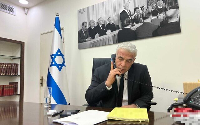 Le Premier ministre Yair Lapid s'entretenant avec le président américain Joe Biden, le 31 août 2022. (Autorisation)