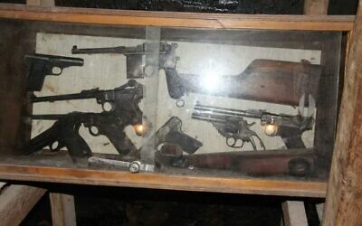 Des armes à feu présentées lors d'une exposition de la Haganah au kibboutz Mishmar HaSharon, dans le centre d'Israël. (Crédit : Conseil régional de la vallée de Hefer)