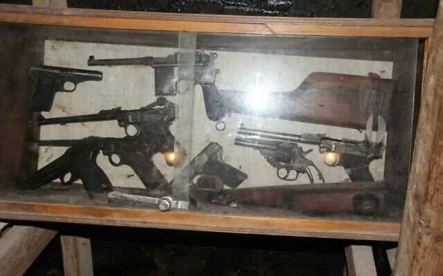 Des armes à feu présentées lors d'une exposition de la Haganah au kibboutz Mishmar HaSharon, dans le centre d'Israël. (Crédit : Conseil régional de la vallée de Hefer)