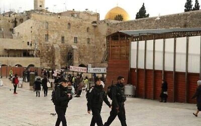 La police traversant l'esplanade du mur Occidental dans la Vieille Ville de Jérusalem, le 18 septembre 2022. (Crédit : Police israélienne)